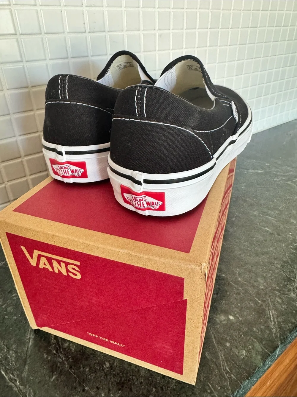 Vans Classic Slip-On unisex Sneakers in Black - Picture 3 of 7